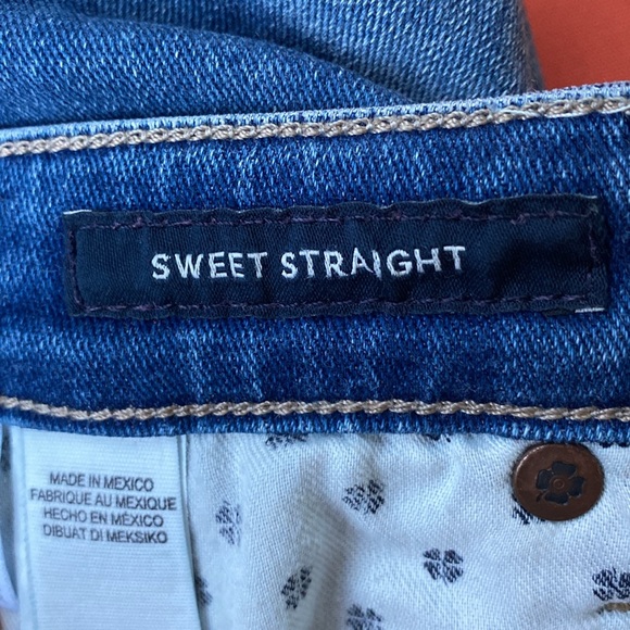 Lucky Brand Sweet Straight Jeans in Faded Blue Wash - Picture 7 of 8